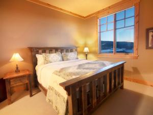 Una cama o camas en una habitación de Palisades Lodge Suite 207
