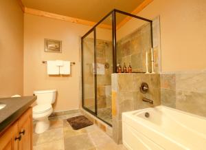 Un baño de Palisades Lodge Suite 207