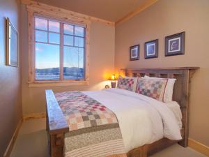 Una cama o camas en una habitación de Palisades Lodge Suite 207 12 fotos más
