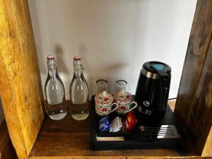 Príslušenstvo na prípravu kávy alebo čaju v ubytovaní The Nettle and Fern Farmstay