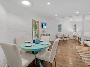 シーグローブ・ビーチにあるThe Night Cap by 30A Escapesのテーブルと椅子のあるダイニングルームとリビングルーム