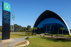 ein Schild vor einem Gebäude mit einem Bogen in der Unterkunft Flat Esplêndido na Asa Sul in Brasilia