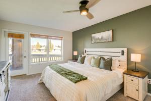 ein Schlafzimmer mit großem Bett und Fenster in der Unterkunft 4 Mi to Dtwn Pagosa Springs Gem with Mtn Views! in Nutria + 17 Fotos