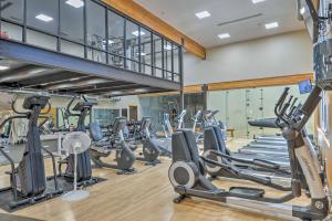 ein Fitnessstudio mit vielen Laufbändern und Crosstrainern in der Unterkunft 4 Mi to Dtwn Pagosa Springs Gem with Mtn Views! in Nutria