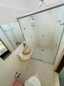 a bathroom with a shower with a sink and a toilet at Pousada Flor de Ipê - Arraial d'Ajuda - a 100m da Rua do Mucugê - principal Rua da cidade in Arraial d'Ajuda +42 photos