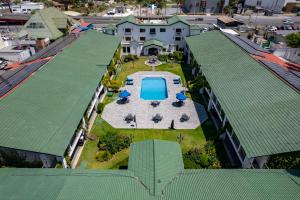 Luftaufnahme eines Gebäudes mit Schwimmbad in der Unterkunft Quinta Dorada Hotel & Suites in Saltillo