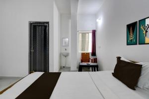 Postel nebo postele na pokoji v ubytování Hotel O Shree Guest House + 53 fotografií