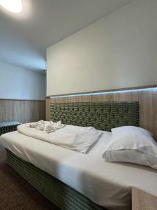 Postel nebo postele na pokoji v ubytování CASTLE WALL Wellness Guesthouse