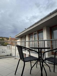 Balkón nebo terasa v ubytování CASTLE WALL Wellness Guesthouse