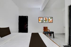 Postel nebo postele na pokoji v ubytování Hotel O Shree Guest House