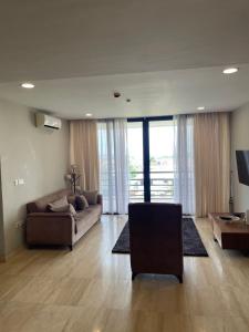 OtinshiにあるKnightsbridge Apartment K10のソファとテーブルのあるリビングルーム +4枚の写真