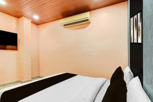 - une chambre avec un lit et la climatisation dans l'établissement Hotel O Kashish Residency, à New Delhi