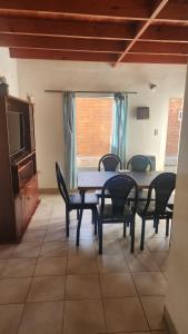 圣胡利安港Los cabos的一间带桌椅和电视的餐厅