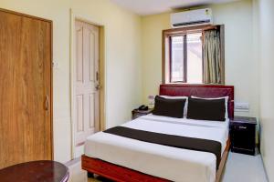 une chambre avec un lit, une table et une fenêtre dans l'établissement Hotel O Gold Coast, à Mumbai 22 autres photos