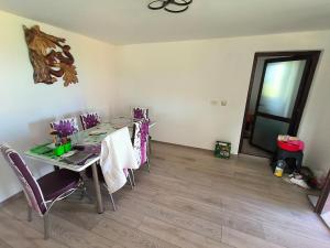 Un comedor con una mesa y sillas y una puerta. en Holiday home with vineyard and city view,  11 fotos más