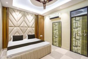 a bedroom with a large bed and a window at Hotel O Anand Manglam Hotel & Banquet in Juhi Bari