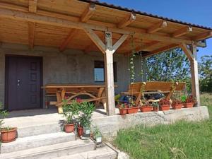 una casa con una pérgola de madera con plantas en macetas en Holiday home with vineyard and city view, 
