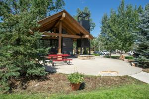 スティームボート・スプリングズにあるPowder Peak Retreatの公園内のピクニックベンチのあるパビリオン
