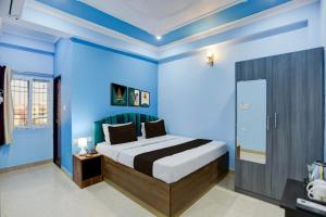 1 dormitorio con paredes azules y 1 cama en una habitación en Hotel O kumar inn, en Lok Nayak Jayaprakash Airport 23 fotos más