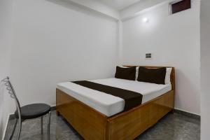 a small bedroom with a bed and a chair at HOTEL O BABA PREM HOTEL in Bihta