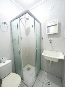 um banheiro com chuveiro, vaso sanitário e pia em Brisa dos Sonhos em São Vicente