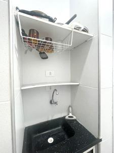 uma pia em uma sala com pia em Brisa dos Sonhos em São Vicente