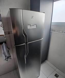 a stainless steel refrigerator in a kitchen at SHB - Apto Aconchegante Família Moderno in Santos