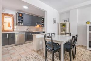 eine Küche mit einem Tisch und Stühlen in einer Küche in der Unterkunft Alojamiento Rural La Era in Cónchar