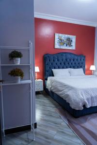 Ένα ή περισσότερα κρεβάτια σε δωμάτιο στο Serene Abodes MB1