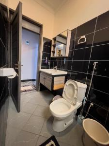 Ένα μπάνιο στο Serene Abodes MB1 +16 φωτογραφίες