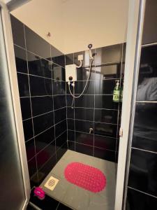 Ένα μπάνιο στο Serene Abodes MB1