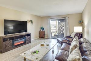 un salon avec un canapé et une télévision dans l'établissement Pool, Lake and Sun! Havasu Hot Spot By London Bridge, à Lake Havasu City