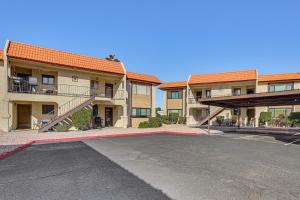un parking vide devant un bâtiment dans l'établissement Pool, Lake and Sun! Havasu Hot Spot By London Bridge, à Lake Havasu City