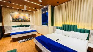 Ένα ή περισσότερα κρεβάτια σε δωμάτιο στο The Leela Villa Stay Nest