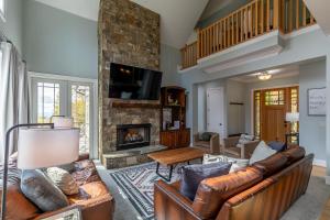 NewlandにあるMountain Top at Linville Fallsのソファと暖炉のあるリビングルーム