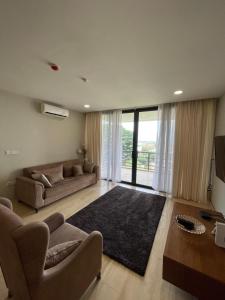 OtinshiにあるKnightsbridge Apartment K10のソファとテーブルのあるリビングルーム