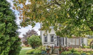 ナイアガラ・オン・ザ・レイクにあるGlobetrotters B&Bの白い襖と木の白い家