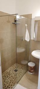 Un baño con ducha, inodoro y lavabo. en DOLCI SOGNI ROMANI SENZA SCALE O BARRIERE, en Roma