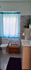 Ένα μπάνιο στο Guest House Morais