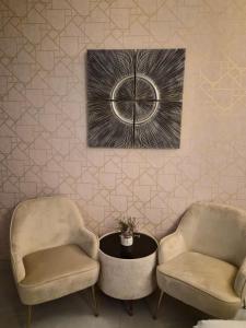 two chairs and a table in a room at استديو ضيوف الرحمن in Makkah +2 photos