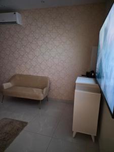 a living room with a couch and a flat screen tv at استديو ضيوف الرحمن in Makkah