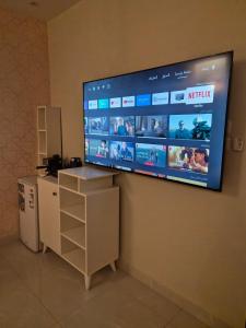 a flat screen tv hanging on a wall at استديو ضيوف الرحمن in Makkah