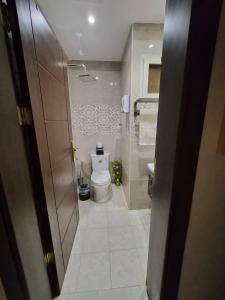 a small bathroom with a toilet and a sink at استديو ضيوف الرحمن in Makkah