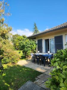 a patio with a table and chairs in front of a house at La Vernoisienne dans le Jura in Le Vernois