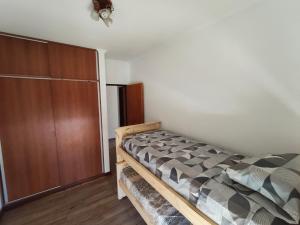 a bedroom with a bed and a closet at Ohana in Zárate +10 photos