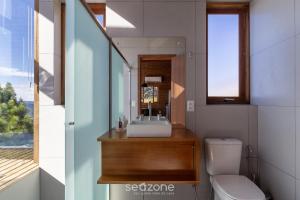 a bathroom with a sink and a toilet at Cabana c/ vista panorâmica e jacuzzi - VST026 in São Paulo dos Pinhais