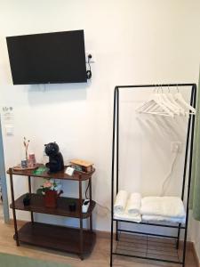 Μια τηλεόραση ή/και κέντρο ψυχαγωγίας στο Guest House Morais