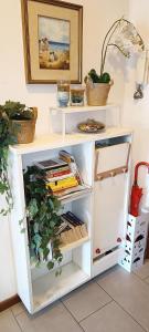 una estantería blanca con libros en DOLCI SOGNI ROMANI SENZA SCALE O BARRIERE, en Roma