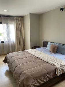 OtinshiにあるKnightsbridge Apartment K10の部屋の中に大きなベッドがある寝室