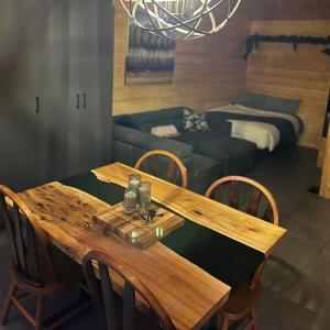 einen Esstisch mit Stühlen und ein Sofa in der Unterkunft Les lofts nord-valins in Saint-David-de-Falardeau